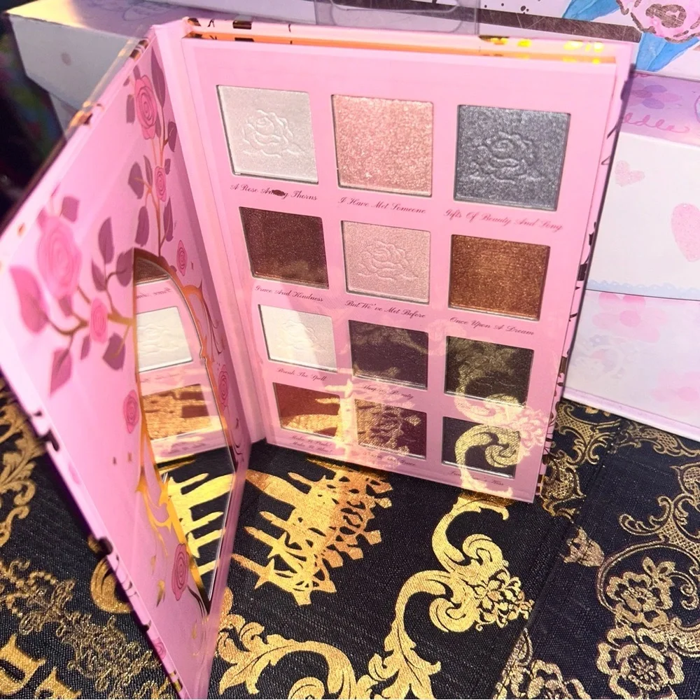 DISNEY Princess Sleeping Beauty AURORA - 12 Color Eyeshadow Palette With Mirror.